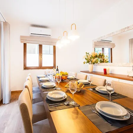 Modern 6 Bedroom Villa